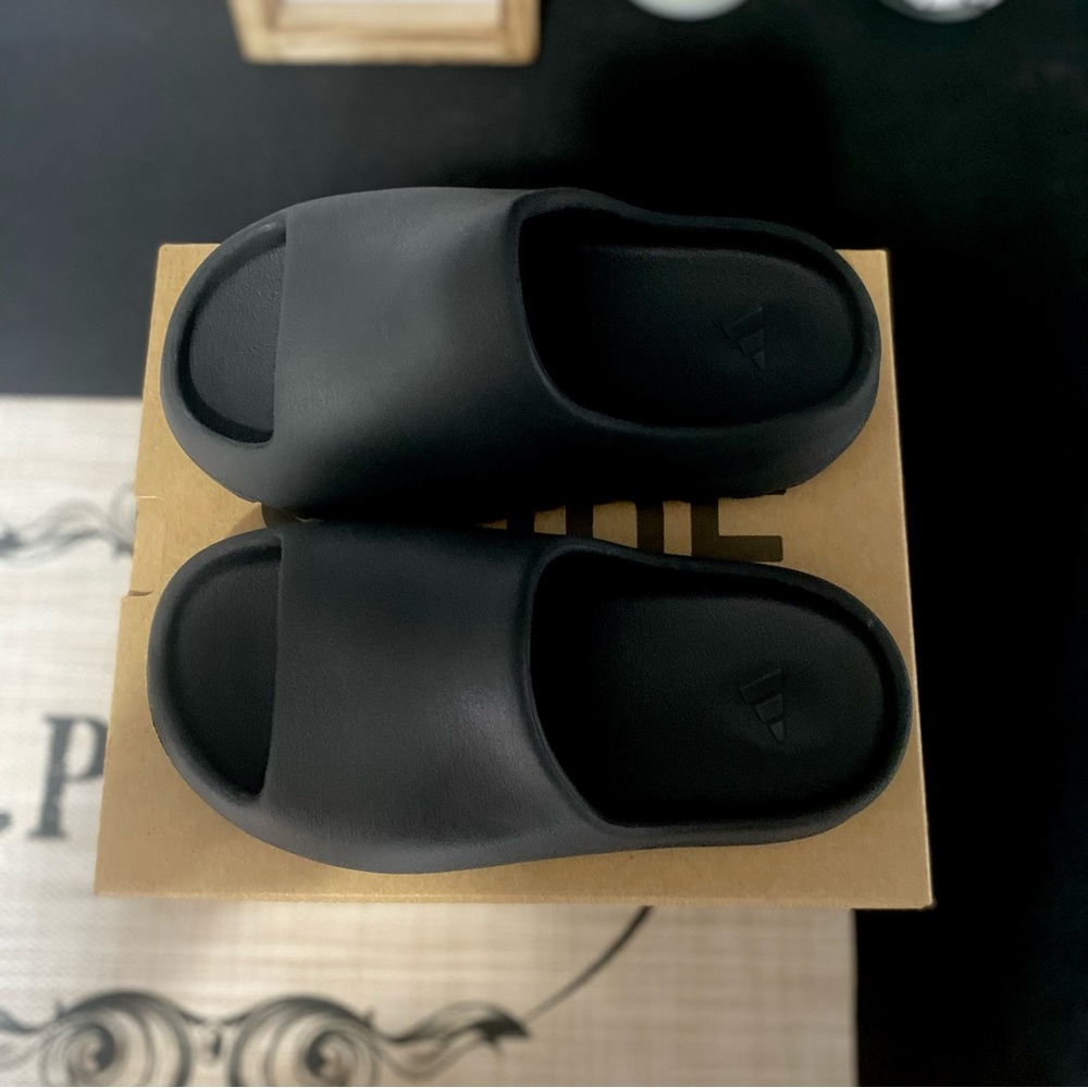 KIDS YEEZY SLIDE SIZE 12